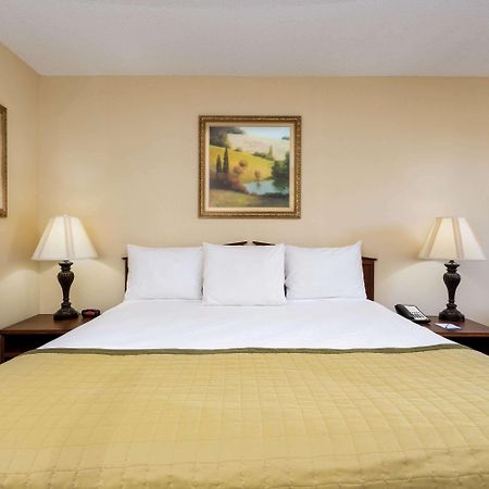 เบย์มอนต์ บาย วินด์แฮม อิสลีย์/กรีนวิลล์ Motel อีสลีย์ ภายนอก รูปภาพ