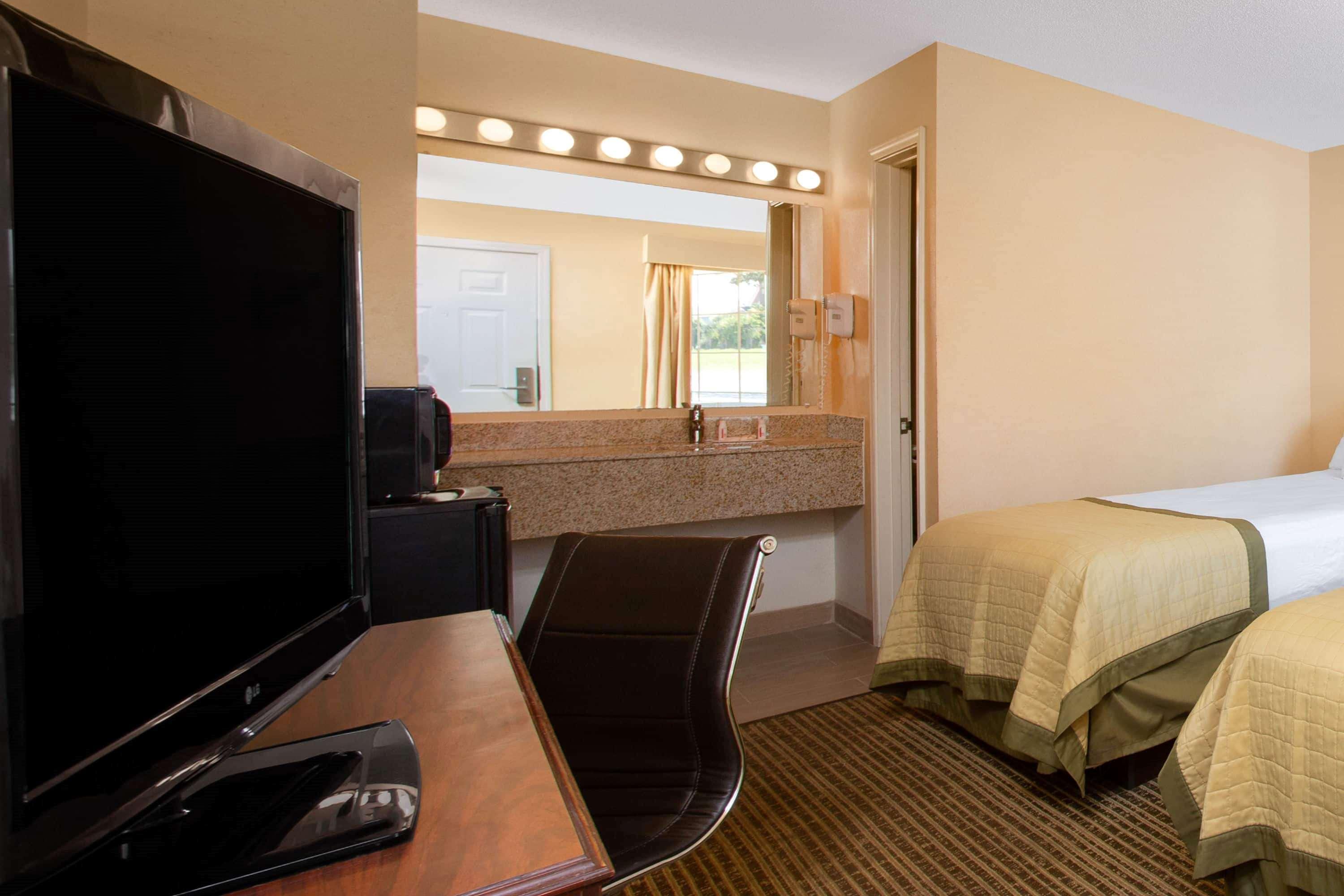 เบย์มอนต์ บาย วินด์แฮม อิสลีย์/กรีนวิลล์ Motel อีสลีย์ ภายนอก รูปภาพ